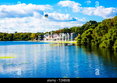 Boathouse Row est un site historique situé à Philadelphie, Pennsylvanie, sur la rive est de la rivière Schuylkill, avec l'Hélium Ballon dans l'arrière-plan Banque D'Images