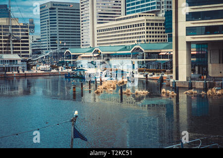 Baltimore, Maryland - 5 Février 2017 : les bateaux et les bâtiments de centre-ville de port dans la ville de Baltimore sur un jour d'hiver Banque D'Images