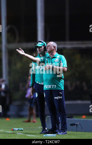 Buenos Aires, Argentine - 02 avril, 2019 : Luis Felipe Scolari (DT de Palmeiras) donnant des directives à son équipe dans le match contre San Lorenzo pour l' Banque D'Images