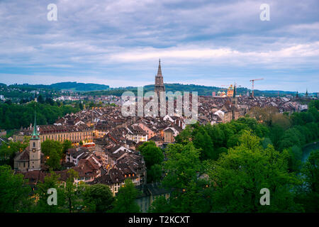 Vue aérienne de la vieille ville de Berne avec la rivière Aare circulant autour de la ville la nuit à Berne, Suisse. Banque D'Images