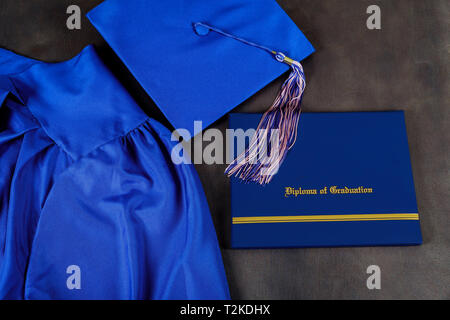 Vue de dessus de graduation cap, chapeau avec degré diplôme certificat papier sur fond sombre, concept de l'éducation Banque D'Images
