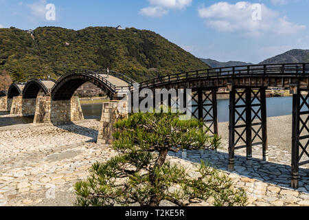 Kintai Bridge est gracieusement au-dessus la Rivière Nishiki, et est un trésor national. Il a été construit en 1673. Le pont de bois avec ses Banque D'Images