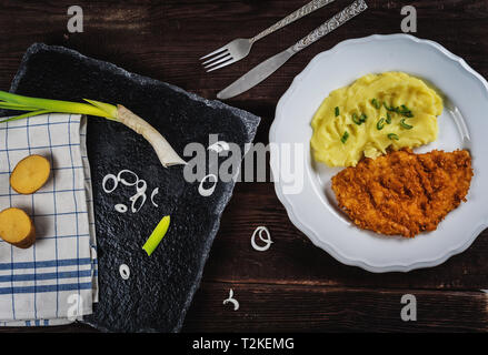 Fried Chicken steak ou escalope viennoise avec de la purée de pommes de terre sur la table de bois, vue du dessus Banque D'Images