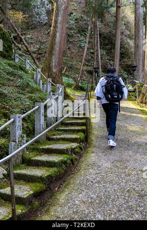 Henro le pèlerin de Shikoku pèlerinage il Trail - composé de 88 temples autour de l'île de Shikoku au Japon. On croit qu'en visitant ces temples Banque D'Images