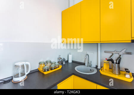 MINSK, BELARUS - JANVIER, 2019 : l'intérieur de la cuisine moderne dans loft appartement en style minimaliste avec des couleurs jaune Banque D'Images