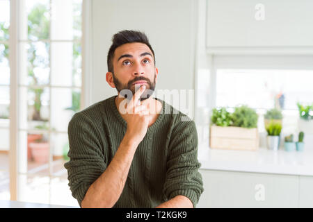 Bel homme pensant confus au sujet de doute, remettre en question une idée Banque D'Images