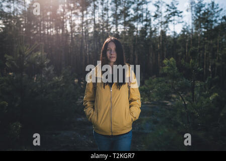 Portrait young woman traveler avec sac à dos dans la forêt Banque D'Images