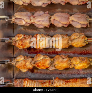 Rotisserie avec beaucoup de poulets voir en France Banque D'Images