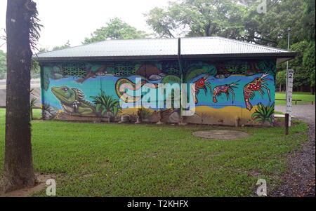 Bloc sanitaire public peint par des artistes autochtones locaux avec la forêt vierge et les animaux, la rivière Mossman, Queensland, Australie Banque D'Images