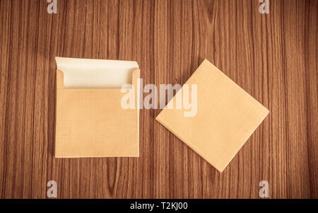 Ensemble de deux enveloppe brune avant et à l'arrière isolé sur fond de plancher de table en bois. Des cartes vierges. Immersive. Haut Haut angel afficher un objet Banque D'Images