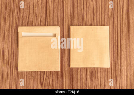 Ensemble de deux enveloppe brune avant et à l'arrière isolé sur fond de plancher de table en bois. Des cartes vierges. Immersive. Haut Haut angel afficher un objet Banque D'Images