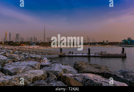 Dubaï, Émirats arabes unis ; 1 avril 2019 ; La Mer Plage, Vue Panoramique, des gratte-ciel et de Burj Khalifa - le plus haut bâtiment du monde sur une zone Banque D'Images