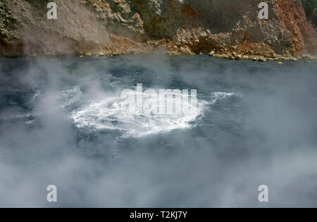 Le deuxième plus grand lac d'ébullition dans le monde. Il s'agit d'une fumerolle volcanique inondées dans lequel l'activité hydrothermale est suffisante pour causer l'eau pour s Banque D'Images