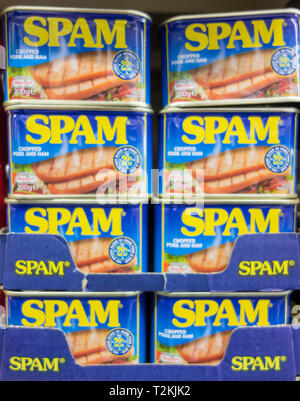 Boîtes empilées de Hormel Foods Spam sur une étagère de supermarché à Londres, Angleterre, Royaume-Uni Banque D'Images