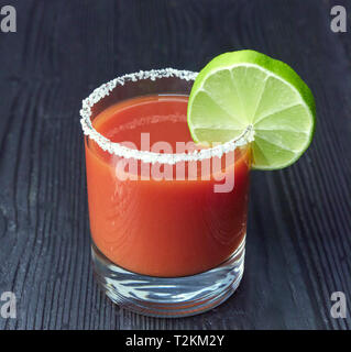 Deux pot Mason Bloody Mary ou Caesars avec citron et chaux sur fond de bois Banque D'Images