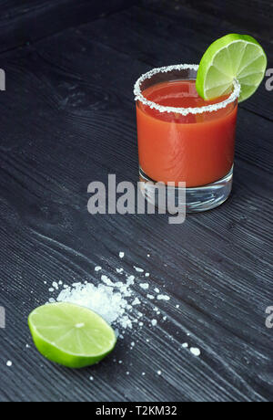 Deux pot Mason Bloody Mary ou Caesars avec citron et chaux sur fond de bois Banque D'Images