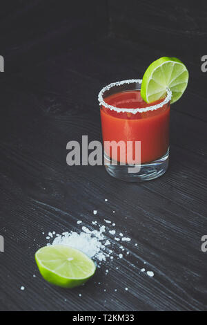 Deux pot Mason Bloody Mary ou Caesars avec citron et chaux sur fond de bois Banque D'Images