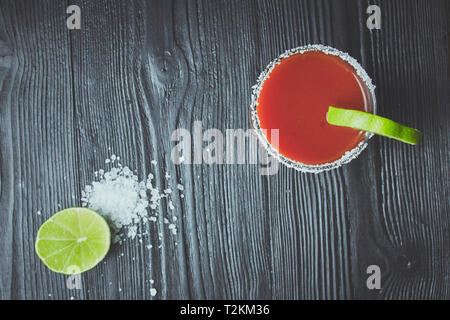 Deux pot Mason Bloody Mary ou Caesars avec citron et chaux sur fond de bois Banque D'Images