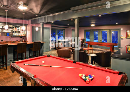 Salle de loisirs. Sous-sol fini avec bar, table de billard et salle de jeux. Accueil l'aménagement intérieur. Banque D'Images