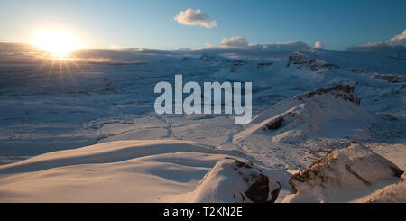 Lever de soleil sur l'hiver Trotternish ridge. Vue du Quiraing. Banque D'Images