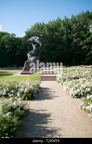 Silhouette de la statue de Chopin par Wacław Szymanowski dans Parc des Thermes royaux dans le centre-ville de Varsovie Pologne Banque D'Images