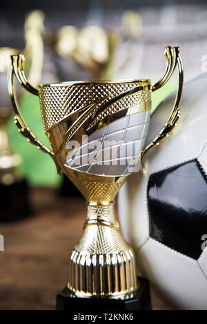 Lauréats de tasses sur fond blanc, sport podium Banque D'Images