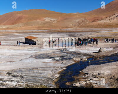 CALAMA,CL - CIRCA OCT 2018 - El Tatio Geysers, dans le désert d'Atacama au nord du Chili, est le plus haut champ géothermique à plus de 4200m sur la mer l Banque D'Images