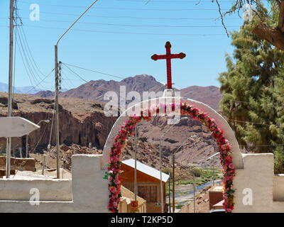 CALAMA, CL - CIRCA OCT 2018 - Village d'Ayquina dans le désert d'Atacama avec l'église de Nuestra Señora de Guadalupe. Banque D'Images