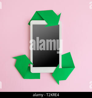 Appareil électronique tablette ou téléphone mobile et réutilisent le fond rose pastel sur un minimum d'eco concept créatif. Banque D'Images