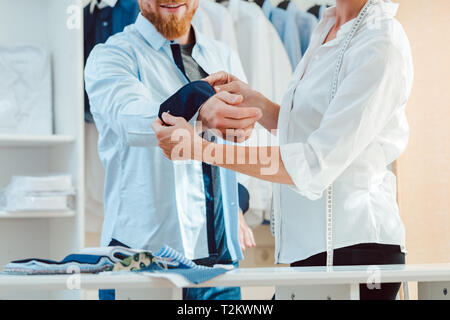Montage d'un homme en chemise sur mesure à la mode studio de tailleur Banque D'Images