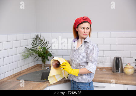 De nettoyage ou de femme verre ruges dans la cuisine. de ménage faire le nettoyage de printemps