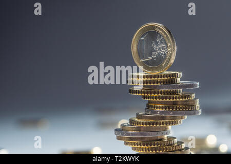 Les pièces en euros empilés les uns sur les autres dans des positions différentes. Close-up de l'argent européen et la monnaie. Banque D'Images