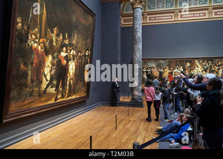 Les visiteurs du Musée Rijks observez le tableau 'nuit' de Rembrandt. 2019 marque le 350e anniversaire de la mort de Rembrandt. Banque D'Images