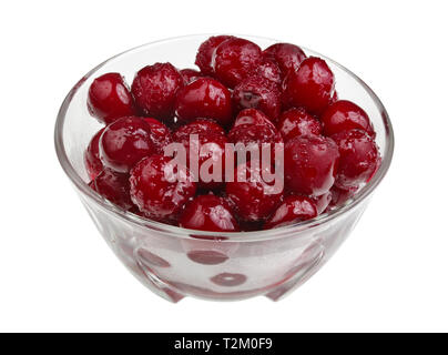 Froid gelé dans les baies cerises coupe du verre. Iisolated sur macro studio blanc Banque D'Images