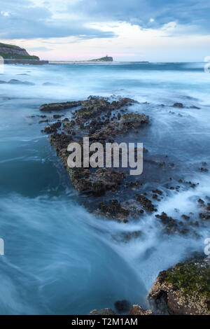 Côte sauvage vers Newcastle à Nobbys phare des Bains de Mer - Newcastle en Australie. Newcastle est Nouvelle Galles du Sud deuxième grande ville avec quelques Banque D'Images