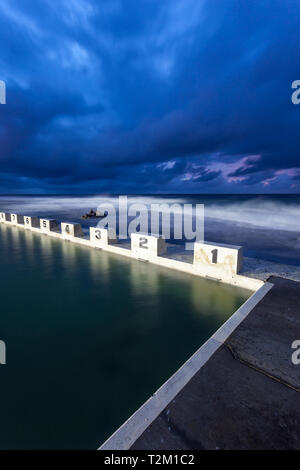 Merewether Ocean thermes sont un célèbre monument dans la ville côtière de Newcastle NSW Australie Banque D'Images