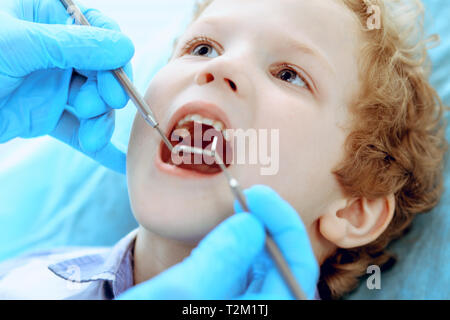 Médecin et patient enfant. Garçon ayant ses dents examinées avec le dentiste. La médecine, les soins de santé et de stomatologie concept. Banque D'Images