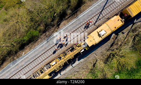 Vue aérienne des travailleurs sur un site de construction ferroviaire, France Banque D'Images
