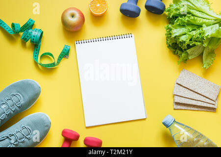 Concept des appareils de fitness et de l'alimentation propre en bonne santé. L'espace pour le texte. Vue de dessus. La planification des objectifs. Banque D'Images