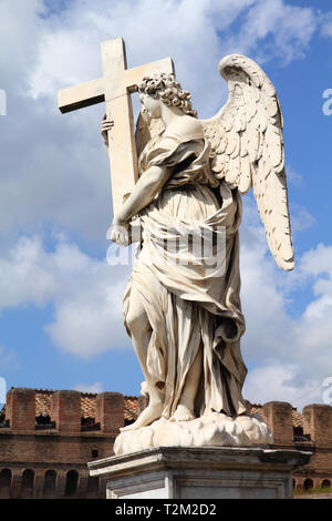 Rome, Italie. Un des anges au célèbre Ponte Sant'Angelo bridge. La sculpture baroque par Ercole Ferrata. Banque D'Images