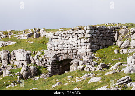 Une arche de pierre se trouve à l'entrée d'une vieille mine abandonnée dans le Peak District, en Angleterre. Banque D'Images