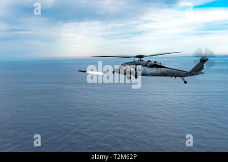 190311-N-VQ790-1088 OCÉAN ATLANTIQUE, (le 11 mars 2019) Un MH-60S Seahawk, assigné à la mer "Chevaliers" de la mer de l'Escadron d'hélicoptères de combat (HSC) 22, les feux d'un missile Hellfire AGM-114 lors de l'exercice Savage la glace. Savage Ice est un exercice fait par hélicoptère de combat de l'École de la mer d'armes de l'Atlantique qui permet à l'occasion de pratiquer des escadrons engager des cibles en mouvement. (U.S. Photo par marine Spécialiste de la communication de masse Trey 3e classe Hutcheson) Banque D'Images