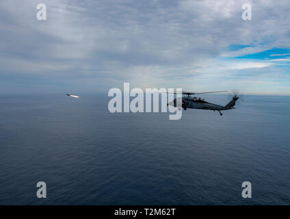 190311-N-VQ790-1090 OCÉAN ATLANTIQUE, (le 11 mars 2019) Un MH-60S Seahawk, assigné à la mer "Chevaliers" de la mer de l'Escadron d'hélicoptères de combat (HSC) 22, les feux d'un missile Hellfire AGM-114 lors de l'exercice Savage la glace. Savage Ice est un exercice fait par hélicoptère de combat de l'École de la mer d'armes de l'Atlantique qui permet à l'occasion de pratiquer des escadrons engager des cibles en mouvement. (U.S. Photo par marine Spécialiste de la communication de masse Trey 3e classe Hutcheson) Banque D'Images