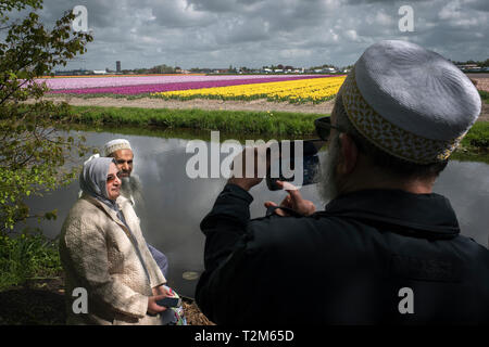 Une famille est photographié avec la fleur des champs dans l'arrière-plan lors de leur visite au Keukenhof. Banque D'Images