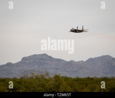 Un F-15C Eagle, affecté à la 159e Escadre de chasse, stationnés à la Naval Air Station Joint Reserve Base New Orleans, Louisiane, effectue un passage à basse altitude pendant le Chaos Haboob, 27 mars 2019 à la Barry M. Goldwater Range près de Gila Bend, en Arizona Haboob Havoc se compose de plus de 60 différents aéronefs participant à des compétitions à la masse de l'air de voir l'avion qui vient en tête. (U.S. Air Force photo par un membre de la 1re classe tremble Reid) Banque D'Images