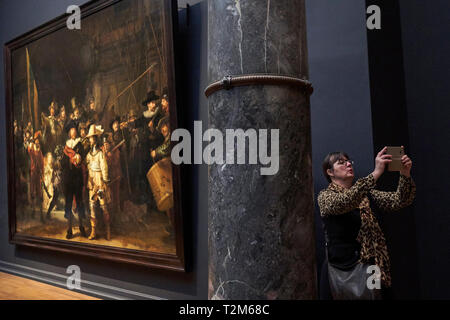 Les visiteurs du Musée Rijks observez le tableau 'nuit' de Rembrandt. 2019 marque le 350e anniversaire de la mort de Rembrandt. Banque D'Images