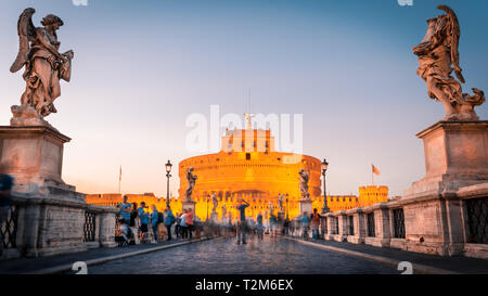 Castel Sant'Angelo avec Ponte Sant'Angelo avec statues antiques de marbre et de la pierre des anges, le pont médiéval et le château avec les touristes et les gens Banque D'Images