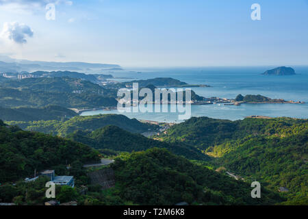 Coucher du soleil sur l'océan côte de Taiwan vu de Jiufen village, Taipei. Banque D'Images