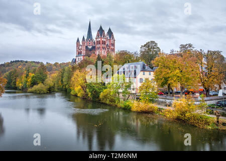 La ville d'automne de Limburg an der Lahn avec river et la cathédrale de Limbourg, Hesse, Allemagne Banque D'Images