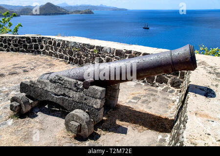 Un canon géorgienne Fort Rodney,Saint Lucia. C'était à l'origine construit à Glasgow Royaume-Uni par Walker et co. et porte le numéro 532 sur son support pivotant. Banque D'Images